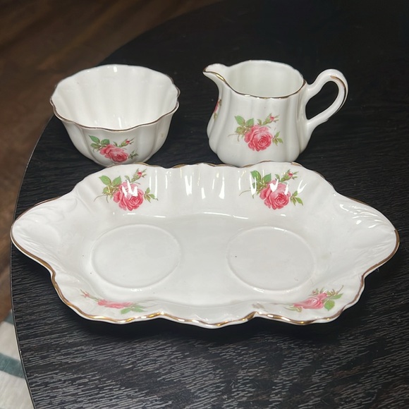Vintage Royal Stuart rose floral porcelain creamer and sugar with underplate - Picture 14 of 16